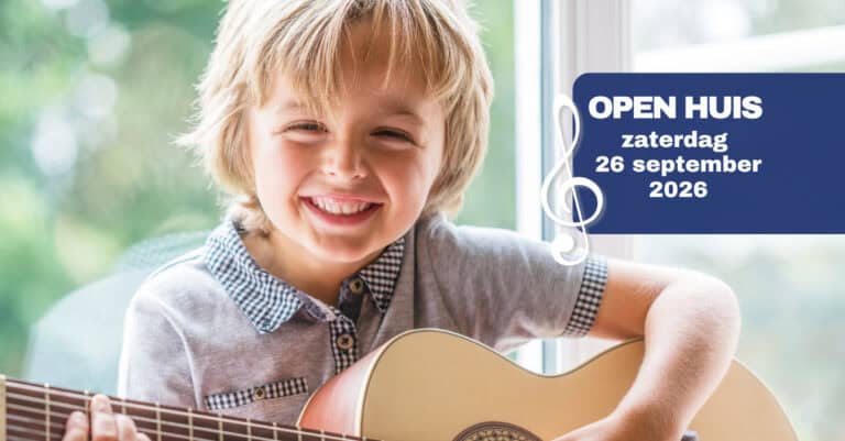 Open huis, jongen op gitaar
